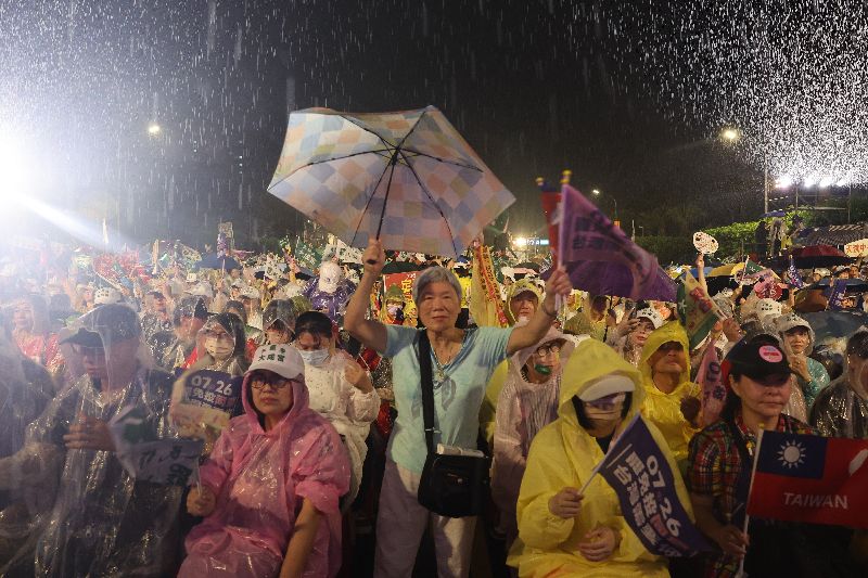 反共護台志工聯盟24日晚間舉辦「迎向成功」造勢晚會，支持者不畏雨勢集結凱達格蘭大道