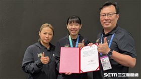 ▲體育署署長鄭世忠親自坐鎮頒發賀電給甫在世大運桌球女單拿下銀牌的黃愉偼。（圖／特派記者蔡厚瑄攝影）