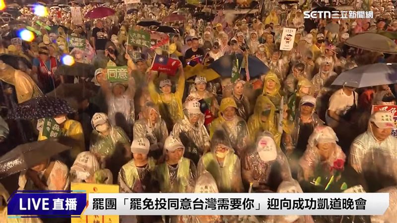 724罷團不畏風雨凱道集結催票，人數破10萬人。（資料照）