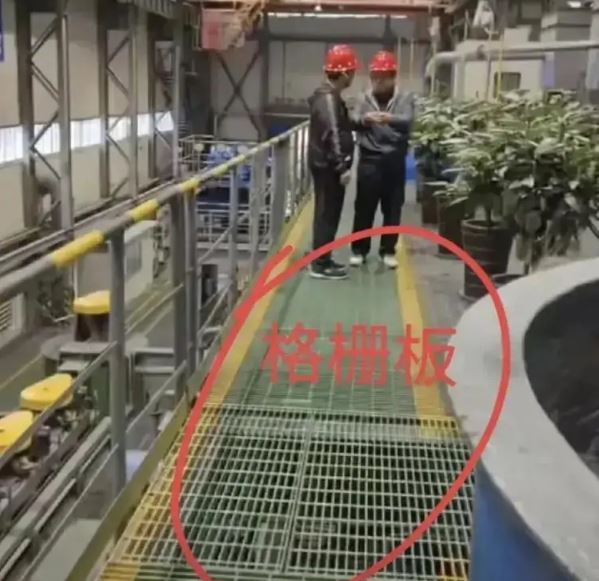 「格柵板脫落」的安全疑慮再次浮上檯面。(圖/翻攝自微博)