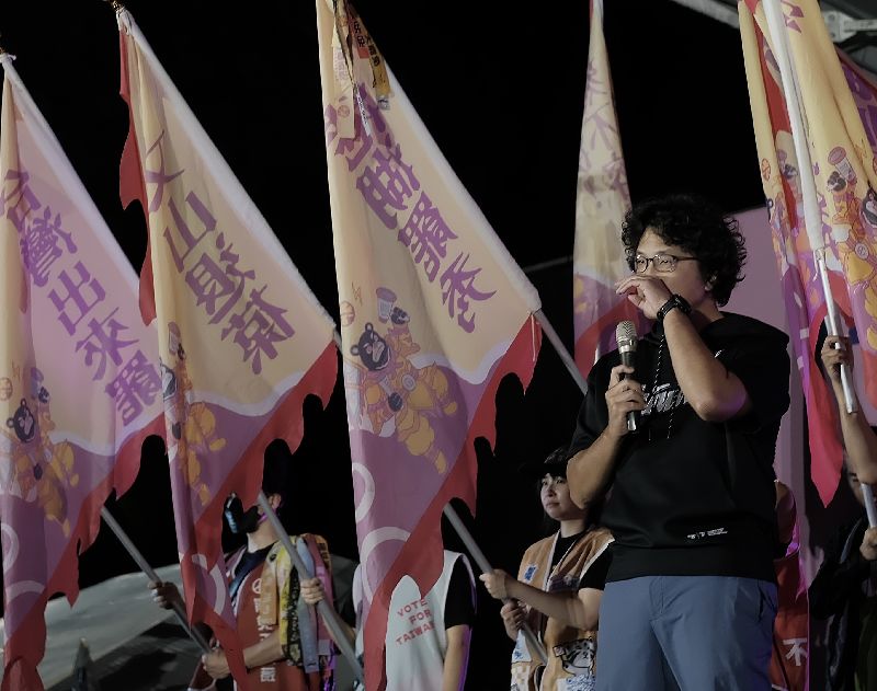 民進黨立委沈伯洋（前右）談到過世的母親一度哽咽，請託民眾26日務必到投票所投下同意罷免