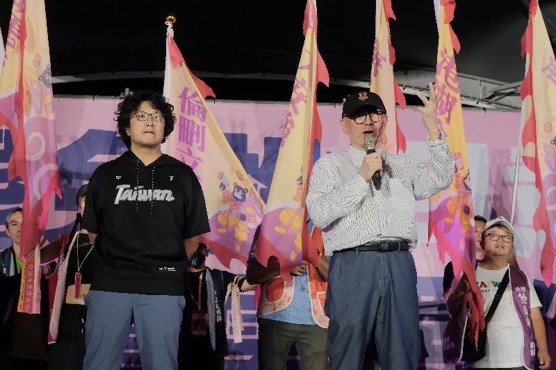 反共護台志工聯盟24日晚間在凱道舉辦「迎向成功凱道晚會」，包含民進黨立委沈伯洋（前左）、聯電創辦人曹興誠（前右）等人都到場站台宣講