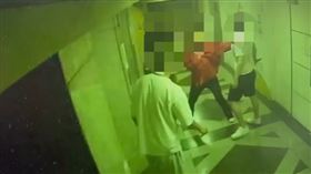 林女眼看情況危急，連忙制止劍拔駑張的2人，但仍發生恐怖悲劇。（圖／翻攝畫面）