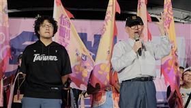 罷團凱道造勢　沈伯洋、曹興誠站台助講反共護台志工聯盟24日晚間在凱道舉辦「迎向成功凱道晚會」，在首波大罷免投票倒數關鍵時刻全力衝刺，包含民進黨立委沈伯洋（前左）、聯電創辦人曹興誠（前右）等人都到場站台宣講。中央社記者趙世勳攝  114年7月24日