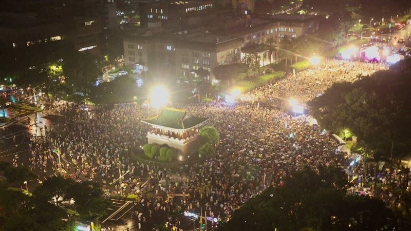 民眾在大罷免前夕上凱道，人數超過10萬人。（圖／志工聯盟提供）