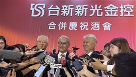▲台新新光金控揭牌，吳東亮哽咽感念父親吳火獅遺志。（圖／記者師瑞德攝影）