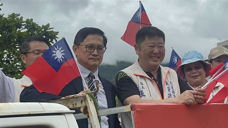 童子賢（左）到花蓮車掃挺罷免傅崐萁。（圖／民眾提供）