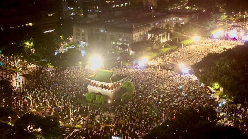 罷團反共護台聯盟24日在凱道舉辦「迎向成功 凱道晚會」。（圖／翻攝自黃捷臉書）