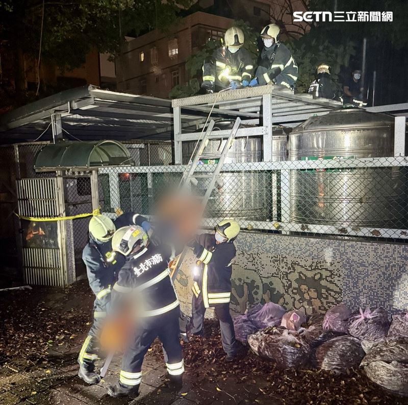 救護人員將周男移下水塔。（圖／翻攝畫面）