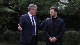 英國首相施凱爾與烏克蘭總統澤倫斯基24日對話英國首相施凱爾（左）與烏克蘭總統澤倫斯基（右）24日通話，觸及烏克蘭反貪腐議題。圖為澤倫斯基6月23日在倫敦與施凱爾會晤。（英國首相府提供）中央社記者陳韻聿倫敦傳真  114年7月25日