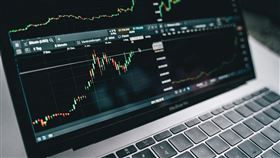 ▲大型科技企業財報亮眼，美股四大指數表現分歧，日韓股今續開紅盤。（示意圖／PEXELS）