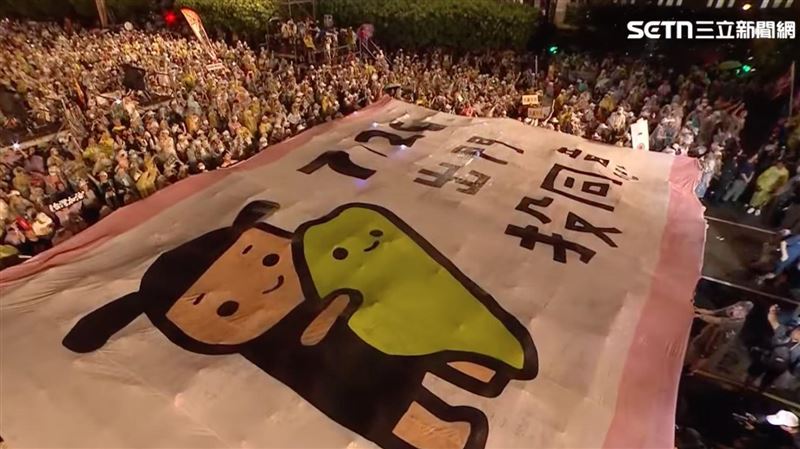 凱道散場感人一幕　10萬人唱《島嶼天光》