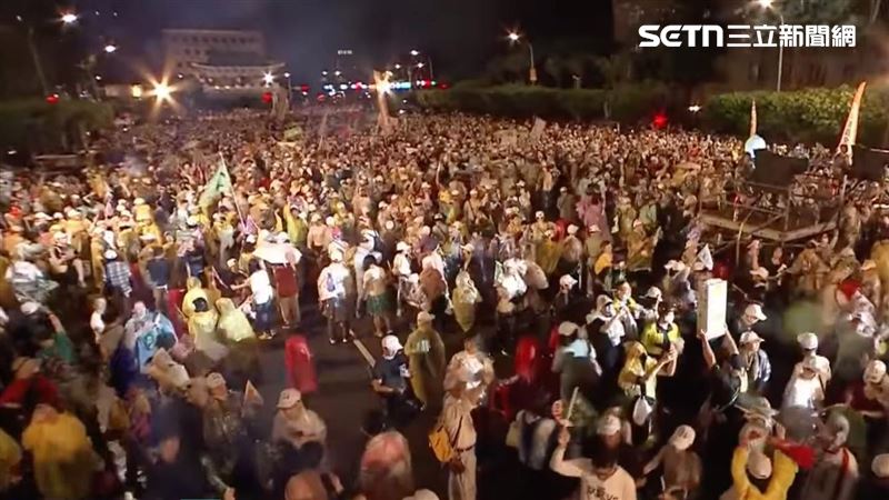 活動才剛結束，眾人迅速疊好椅子、撿垃圾整理環境。（圖／翻攝畫面）