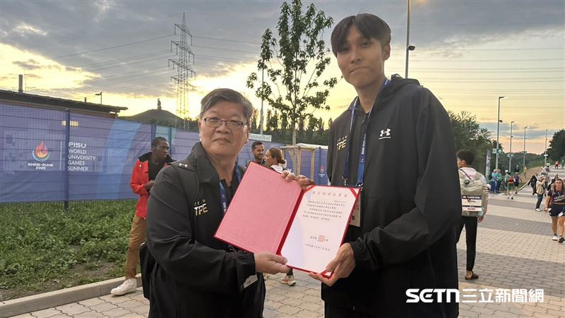 台灣世大運跳高好手傅兆玄為台灣再進帳1銀,藍坤田組長這次也來到田徑場頒發賀電。(圖/記者蔡厚瑄攝影)