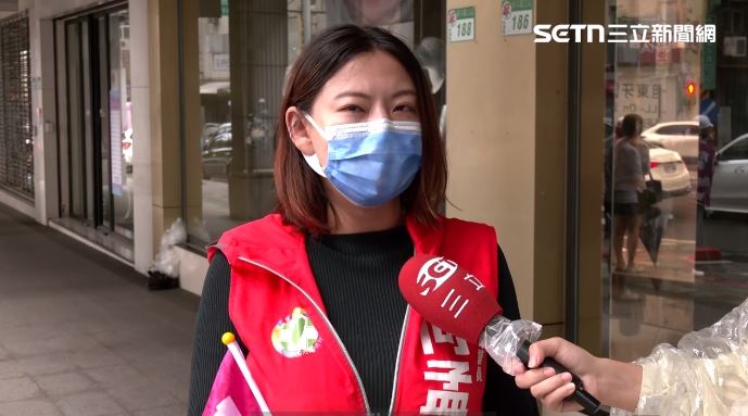 何孟樺支援罷團站路口並受訪。（圖／翻攝畫面）