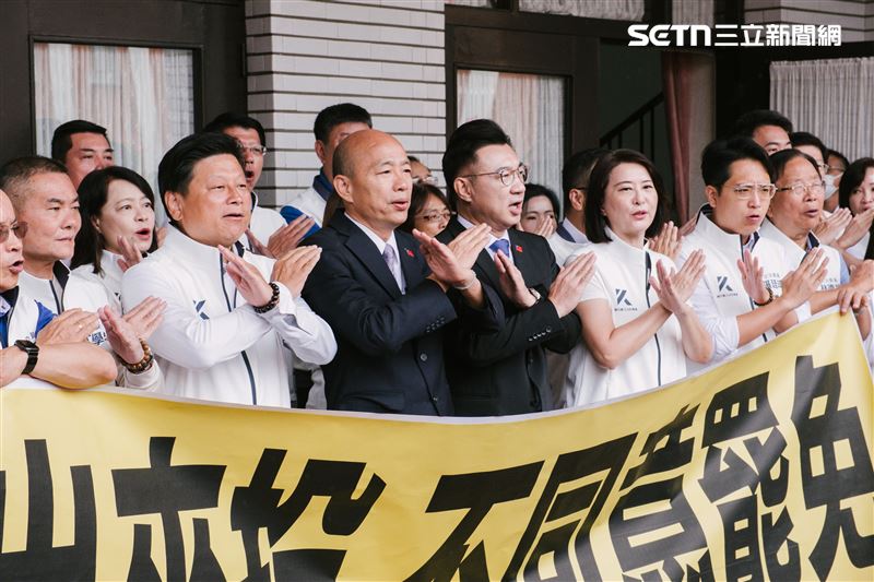 韓國瑜率領眾藍委呼籲民眾投下反罷免票。（圖／記者楊士誼攝影）