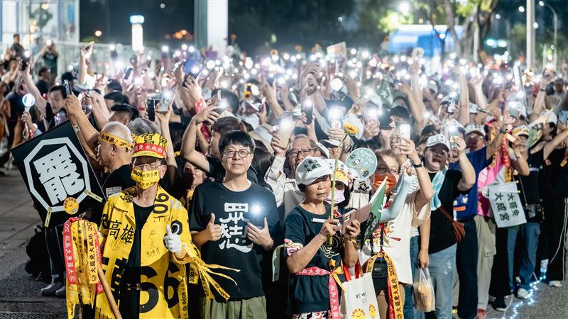 尹立（前排左二）表示，明天就是全體公民的期中考。（圖／翻攝尹立臉書）