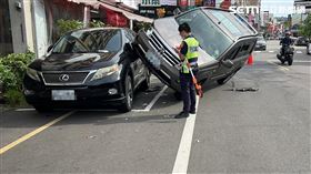 休旅車,離奇,車禍,斜插,苗栗,打噴嚏,手抖（圖／翻攝畫面）