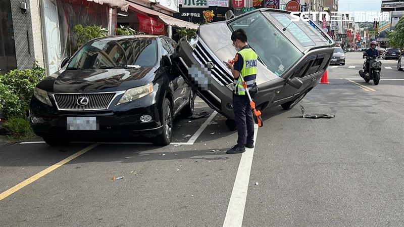 苗栗離奇車禍，55歲男打噴嚏騎上路邊停車，形成斜插奇景。（圖／翻攝畫面）