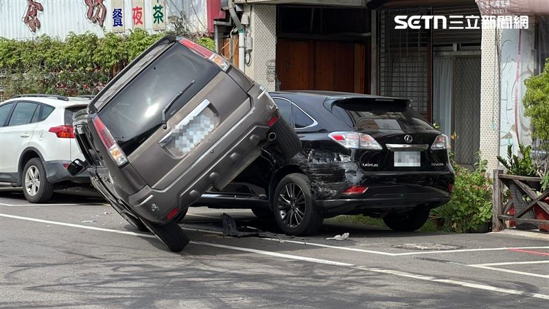 苗栗離奇車禍，55歲男打噴嚏騎上路邊停車，形成斜插奇景。（圖／翻攝畫面）