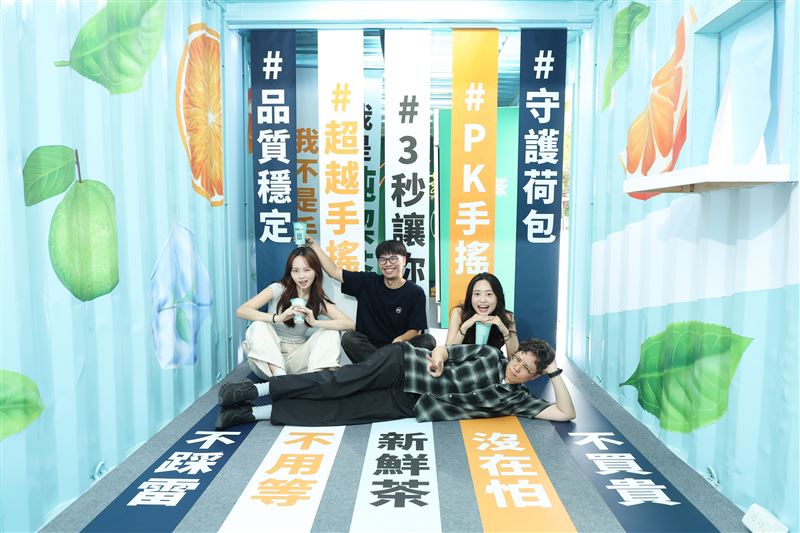 現場互動最後通過滑梯與體驗流程，最後反轉揭露品牌「純喫茶」！網友大呼：真的有被騙到！