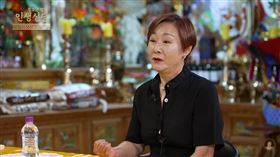 ▲裴延貞在腫瘤手術後，長達4年無法行走。（圖／翻攝自정호근쌤의 인생신당 YT）