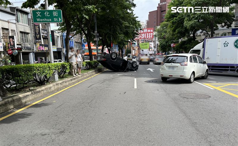 兩輛自小客車在路口發生碰撞,其中一輛車翻覆。造成雙方驚嚇,所幸無人受傷。(圖/翻攝畫面)