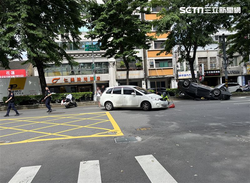 兩輛自小客車在路口發生碰撞,其中一輛車翻覆。撞擊力道造成林男駕駛的車輛翻覆,現場畫面一度驚險。(圖/翻攝畫面)