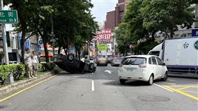 路口碰撞2車翻覆橫路中　幸運均無人受傷（圖／翻攝畫面）