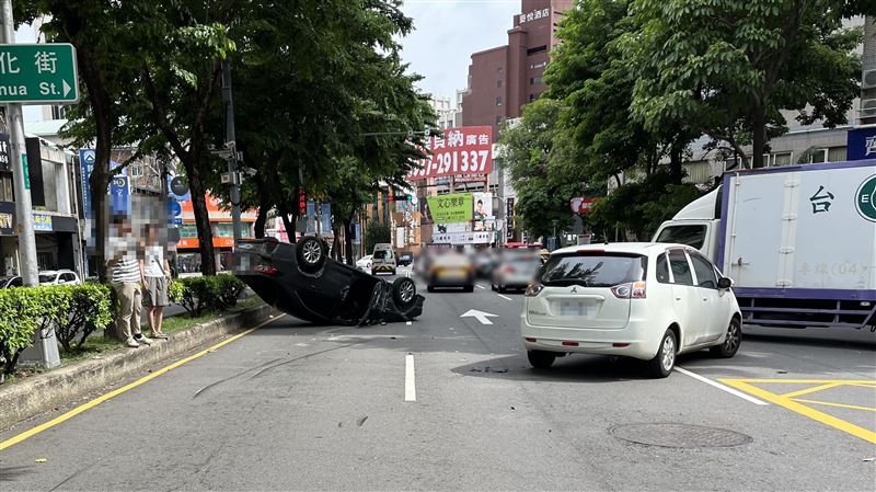 路口碰撞2車翻覆橫路中　幸運均無人受傷