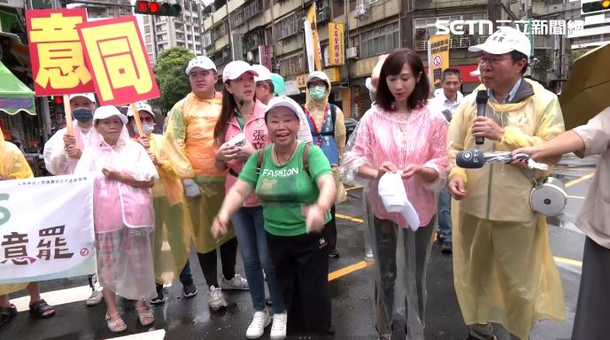 民主阿嬤冒雨掃街喊拚到底,怒轟徐巧芯做太爛。(圖/翻攝畫面)