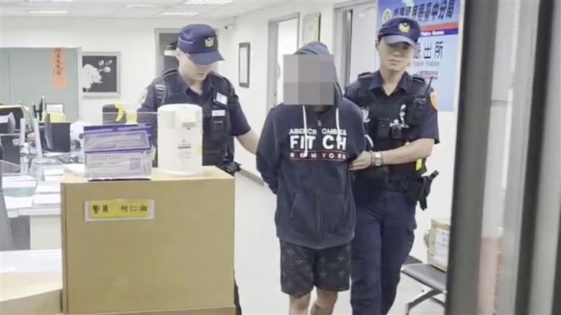 黃男違反保護令,持刀砍傷前女友黃女。(圖/翻攝畫面)