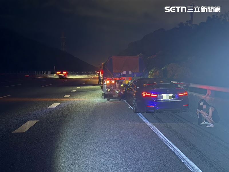 28歲男酒後開BMW載女友人上國道,追撞聯結車喪命。(圖/翻攝畫面)