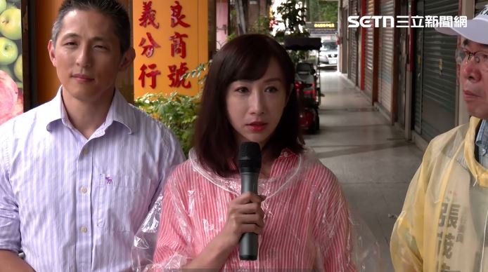 許淑華掃街催罷免票並接受媒體聯訪。（圖／翻攝畫面）