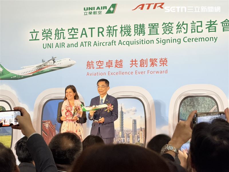 林志忠與ATR執行長 NathalieTarnaud Laude簽約完後互相贈送禮物。(圖/記者李育道攝影)