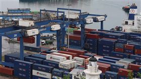 川普第2波關稅函陸續出爐　未見台灣美國總統川普近日宣布對日本和韓國等多國課徵的關稅稅率，台灣未在名單之列，投資人屏息以待。圖為陽明海運貨輪7月9日行駛於基隆港。中央社記者張新偉攝　114年7月10日