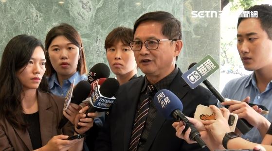 傅崐萁今（25）日反擊「實際沒有收到這數字」，童子賢感慨表示全台灣有上百戶頭協助震災，為什麼只有去找兩個專戶？（圖／翻攝畫面）