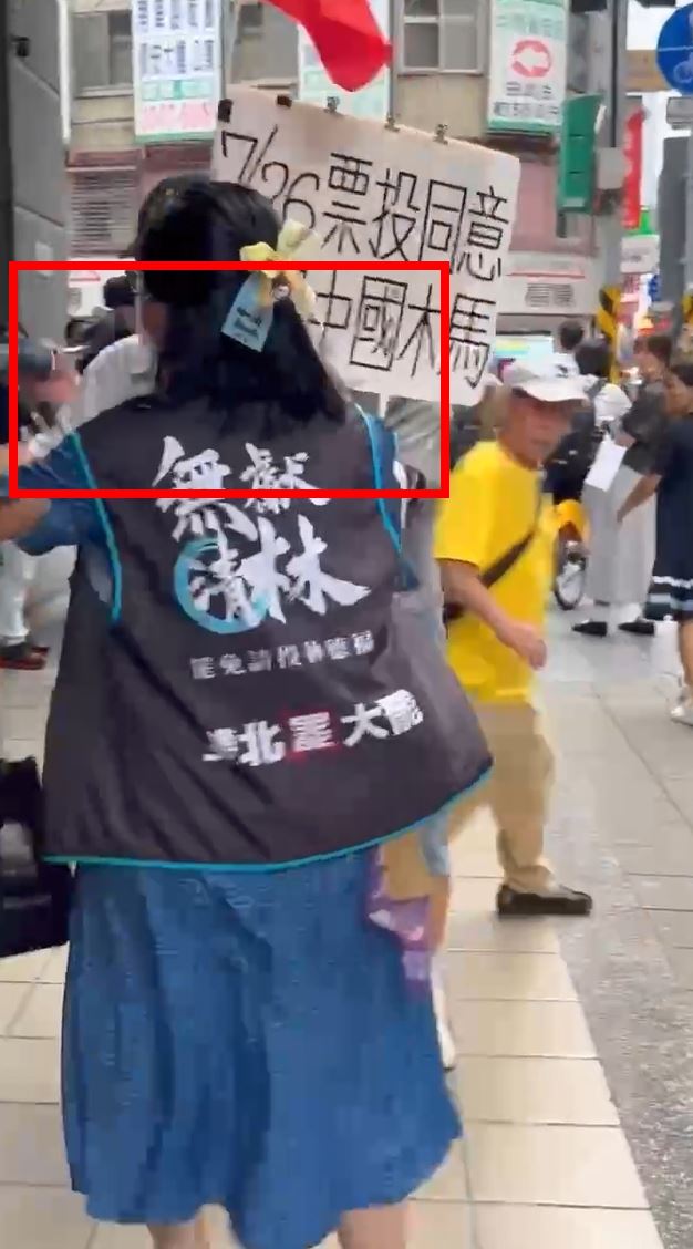 許翁拿雨傘戳蔡男。（圖／翻攝畫面）
