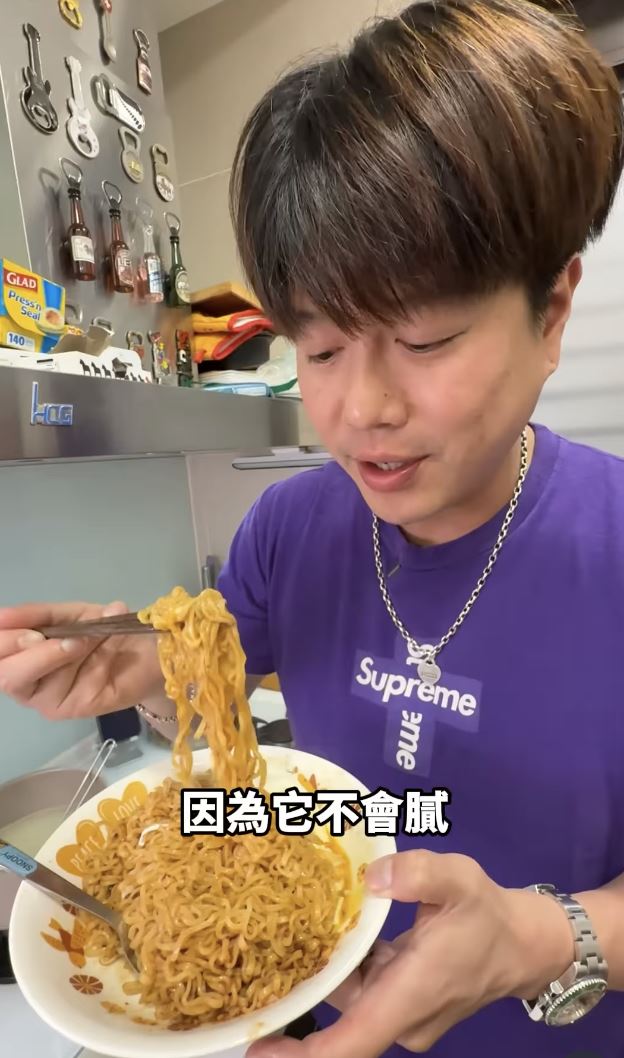 李易分享「混血」泡麵神組合。(圖/翻攝自李易IG)