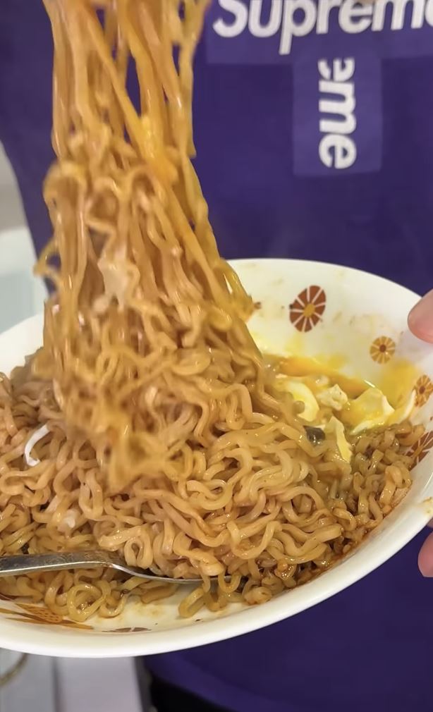 李易分享「混血」泡麵神組合。(圖/翻攝自李易IG)