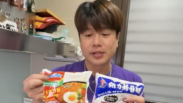 李易分享「混血」泡麵神組合。(圖/翻攝自李易IG)