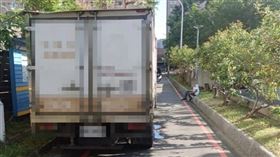 台中北屯小貨車倒車撞行人　一人送醫救治(圖/翻攝畫面)