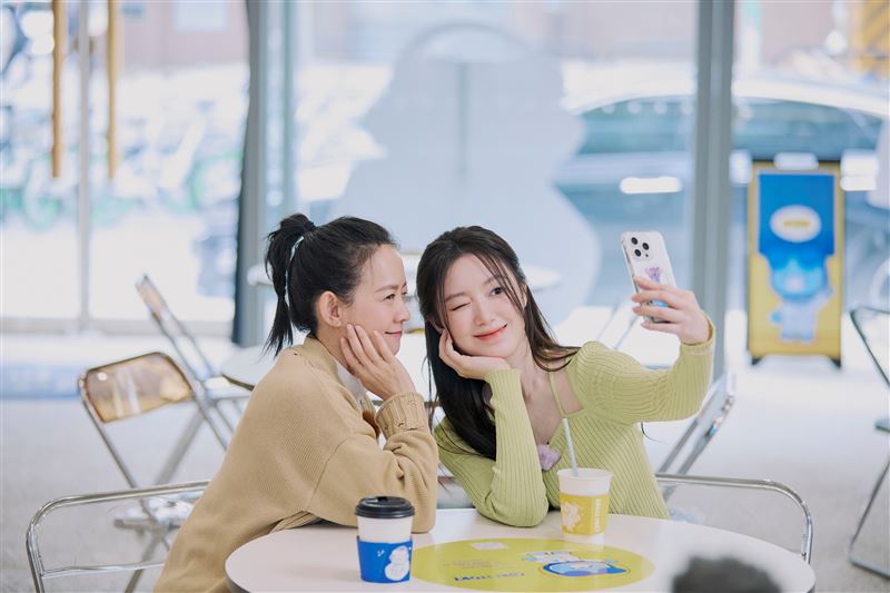 曾寶儀(左)訪問舒華。(圖/三立提供)