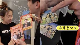 ▲「花蓮國」奇觀？聯絡簿、農民曆都印傅崐萁夫妻臉　花蓮人刷一排網驚呆（圖／翻攝自YouTube-蔡阿嘎543頻道） 傅崐萁,蔡阿嘎,徐榛蔚,花蓮,聯絡簿,農民曆,作文簿,愛心乘車卡,購物袋,米袋