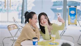 曾寶儀（左）訪問舒華。（圖／三立提供）