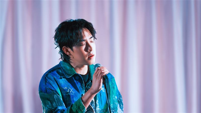 綜藝天王吳宗憲出手了!簽下「行走的CD」陳守恩。(圖/容易文創有限公司)