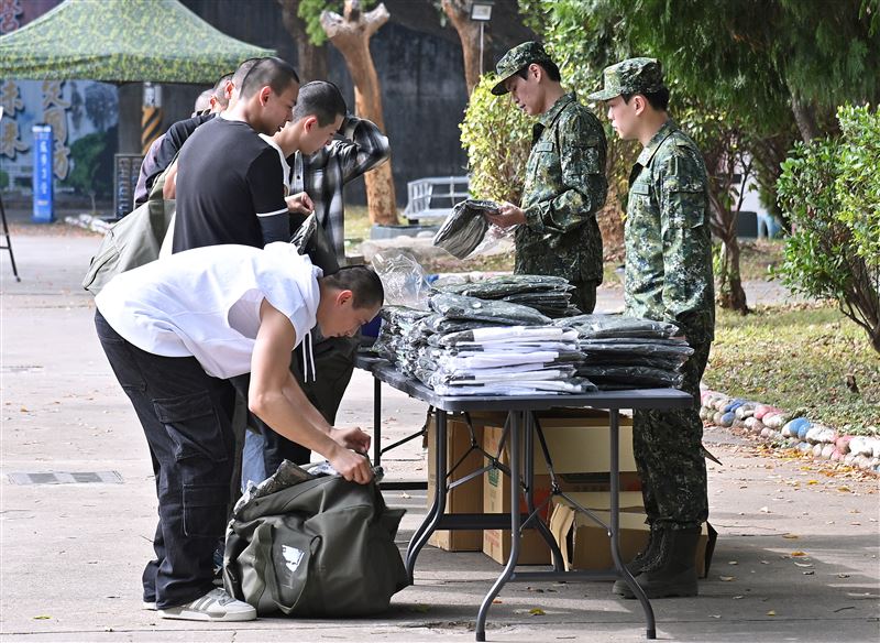 星兵們領裝備準備入伍。(圖/台視提供)