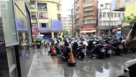 陳姓老翁從汐止行政中心8樓墜落地面。（圖／翻攝畫面）