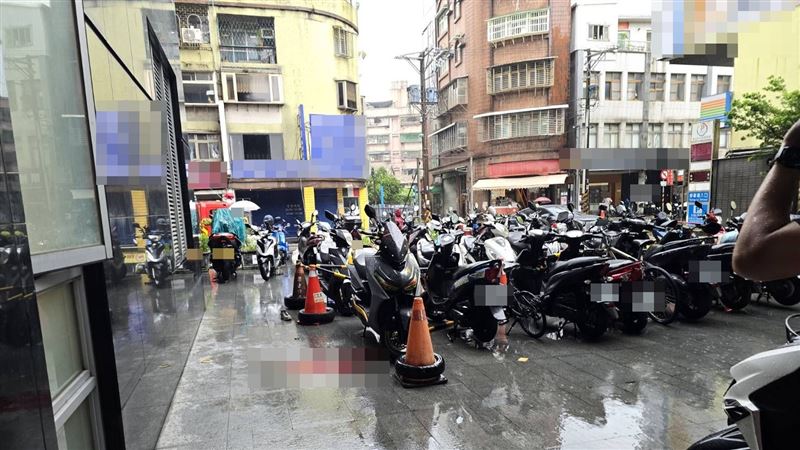 陳姓老翁從汐止行政中心8樓墜落地面。(圖/翻攝畫面)