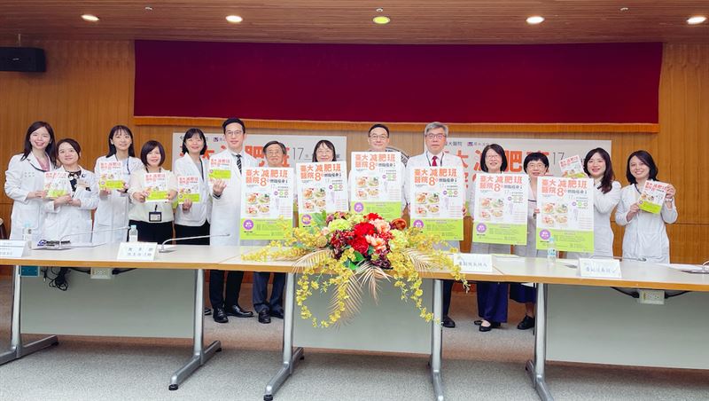 台大醫院今發表新書,強調科學、均衡飲食比極端節食更有效。(圖/記者簡浩正攝影)